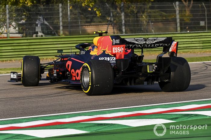 Alex Albon, Red Bull Racing RB16, spins