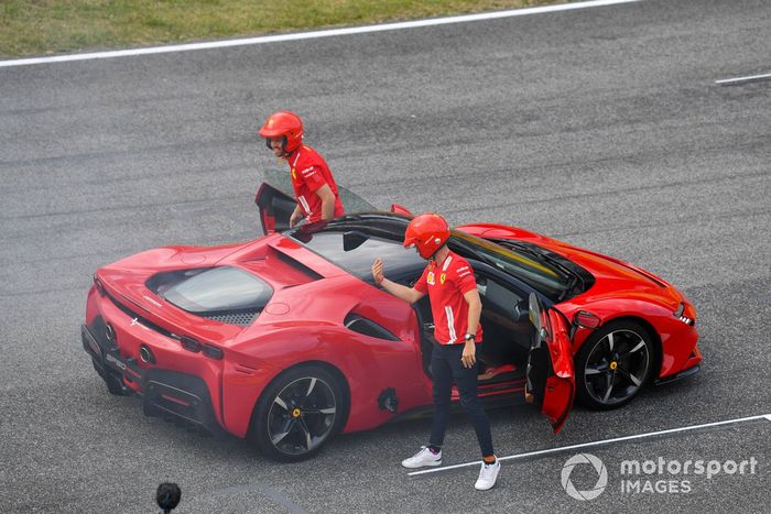 Sebastian Vettel, Ferrari, guida una SF90 Stradale