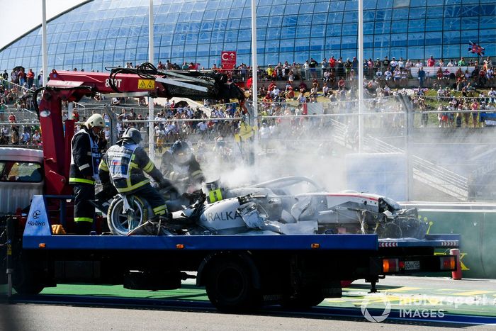 Los comisarios recuperan el coche de Jack Aitken, Campos Racing, tras su accidente con Luca Ghiotto, Hitech Grand Prix 