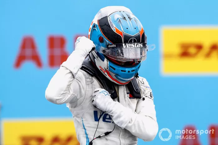 Ganador Nyck de Vries, Mercedes-Benz EQ, EQ Silver Arrow 02 celebra en Parc Ferme 