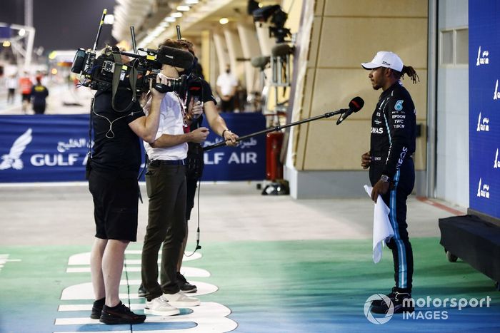 Ganador Lewis Hamilton, Mercedes, es entrevistado por Jenson Button de Sky TV