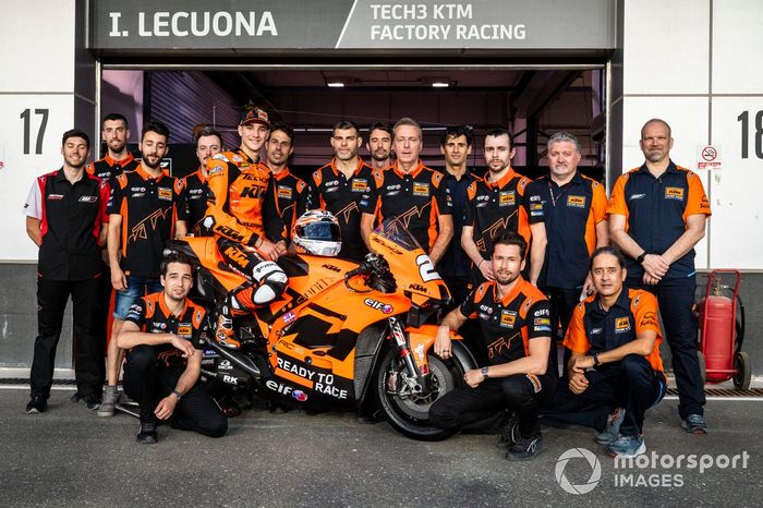 Danilo Petrucci, KTM Tech3, Iker Lecuona, KTM Tech3 con el equipo