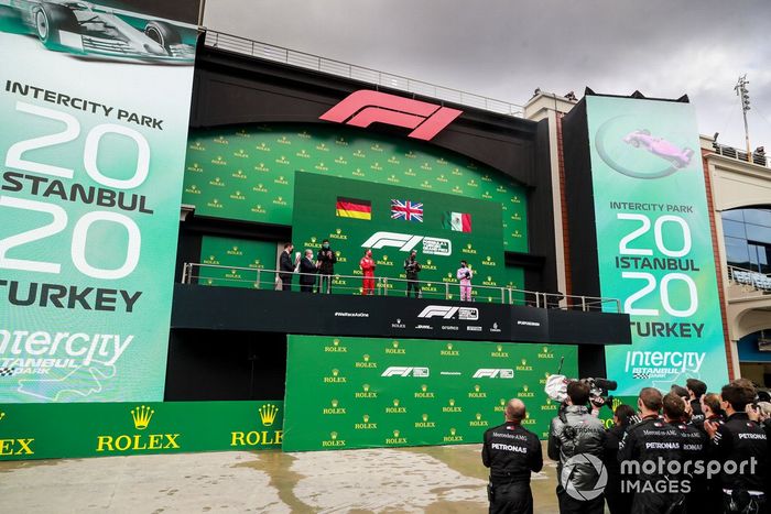 Podio: ganador y campeón del mundo Lewis Hamilton, Mercedes-AMG F1 con Toto Wolff, Director Ejecutivo (Negocios), Mercedes AMG, segundo lugar Sergio Pérez, Racing Point, y tercer lugar Sebastián Vettel, Ferrari