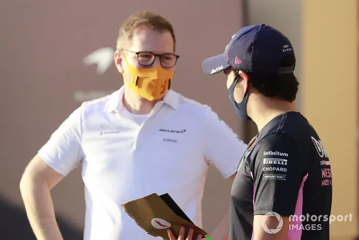 Andreas Seidl, director del equipo, McLaren y Sergio Pérez, Racing Point. 