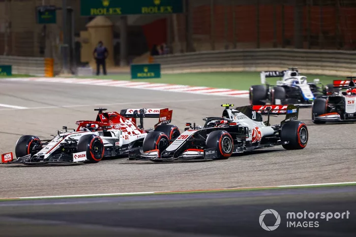Kimi Raikkonen, Alfa Romeo Racing C39, in battaglia con Kevin Magnussen, Haas VF-20