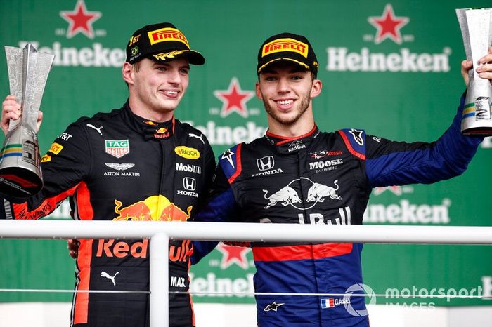 Podio: ganador de la carrera Max Verstappen, Red Bull Racing, y el segundo lugar Pierre Gasly, Toro Rosso