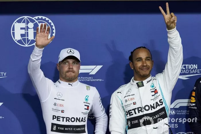 Valtteri Bottas, Mercedes AMG F1, y Lewis Hamilton, Mercedes AMG F1