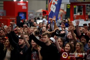 La mercancía de Ferrari se lanza a la multitud frente al escenario de Autosport