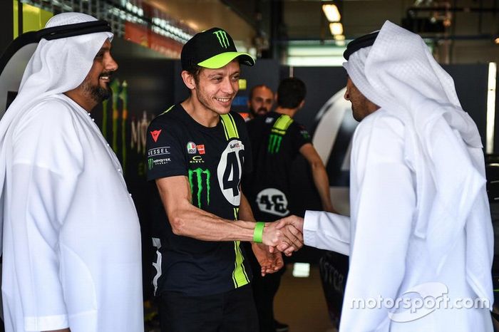 Valentino Rossi con Al Tareq Al Ameri, CEO del circuito Yas Marina y Abdulrahman Al Shamsi