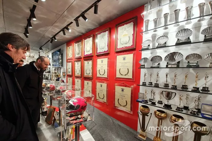 Diplomas y trofeos