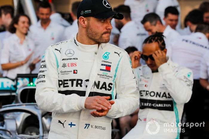 Lewis Hamilton, Mercedes AMG F1 y Valtteri Bottas, Mercedes AMG F1 posan para la foto de grupo 