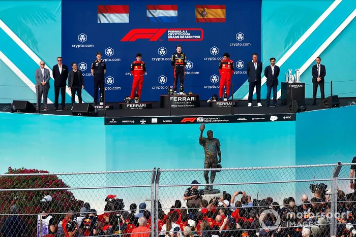 Charles Leclerc, Ferrari, 2ª posición, el miembro del equipo Red Bull Racing, Max Verstappen, Red Bull Racing, 1ª posición, Carlos Sainz, Ferrari, 3ª posición, en el podio