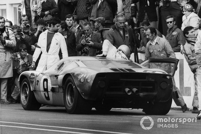 #9 Ford GT40: Pedro Rodriguez, Lucien Bianchi