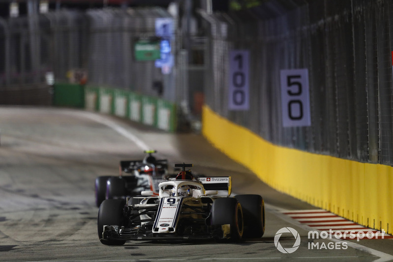 Marcus Ericsson, Sauber C37, leads Kevin Magnussen, Haas F1 Team VF-18