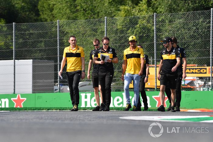 Carlos Sainz Jr., Renault Sport F1 Team, recorre la pista con el equipo