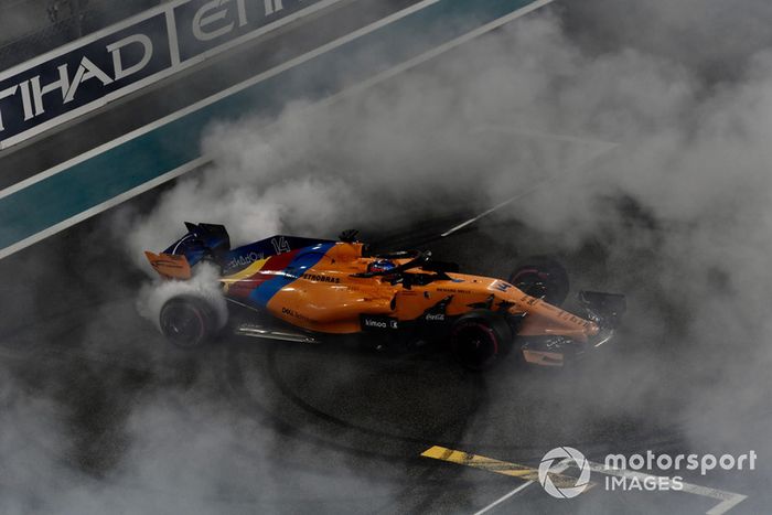 Fernando Alonso, McLaren MCL33 hace donuts al final de la última carrera