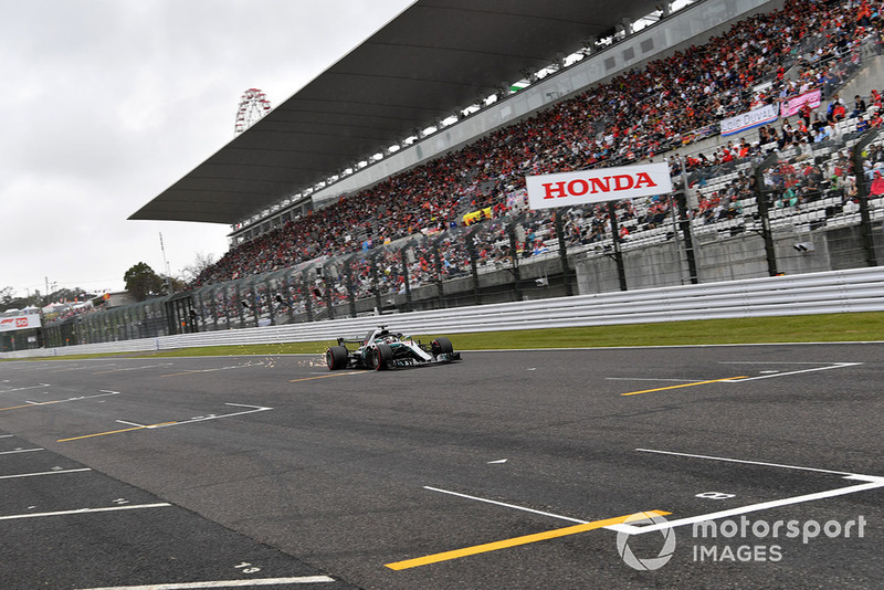 Lewis Hamilton, Mercedes-AMG F1 W09 sparks