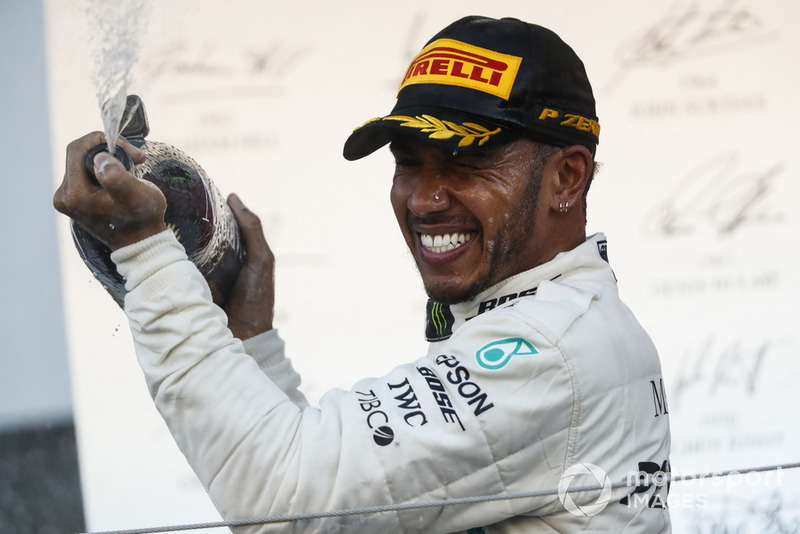 Lewis Hamilton, Mercedes AMG F1, merayakan kemenangannya di GP Jepang