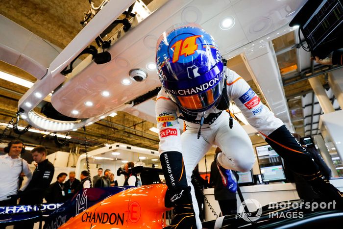 Fernando Alonso, McLaren, sube a su coche