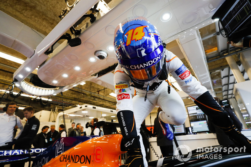 Fernando Alonso, McLaren, monte dans sa voiture