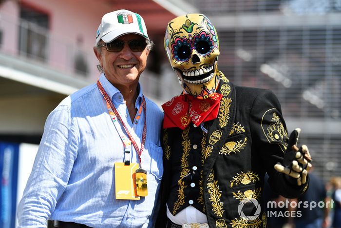 Jo Ramírez con una calavera