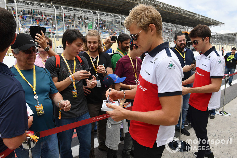 Marcus Ericsson, Sauber et Charles Leclerc, Sauber signent des autographes pour des fans