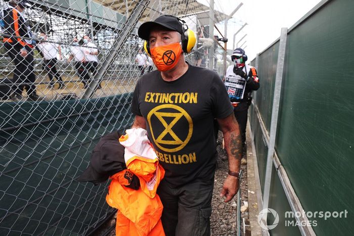 Miembros de Extinction Rebellion sacados de la pista