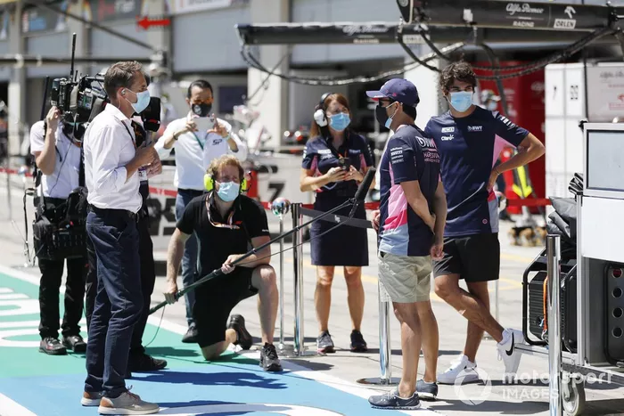Sergio Pérez, Racing Point, y Lance Stroll, Racing Point, hablan con los medios de comunicación