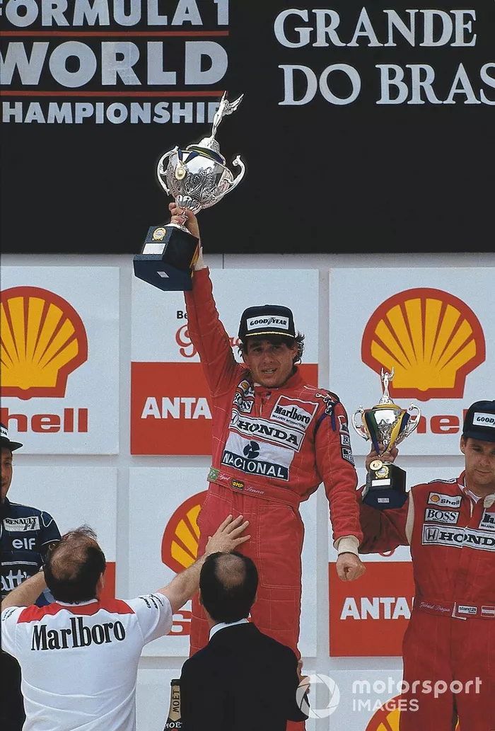 Podium: race winner Ayrton Senna, McLaren-Honda is supported by team owner Ron Dennis