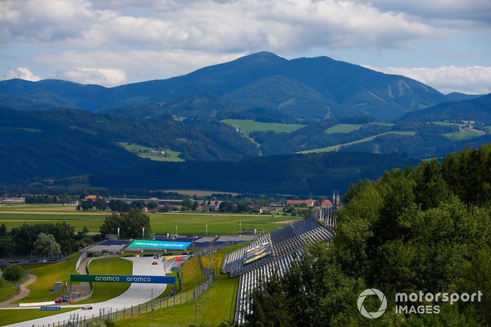 Un Racing Point lidera a un Ferrari