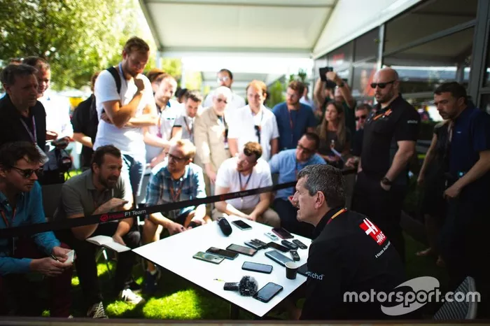 Gunter Steiner, Director de Haas F1, lleva a los periodistas