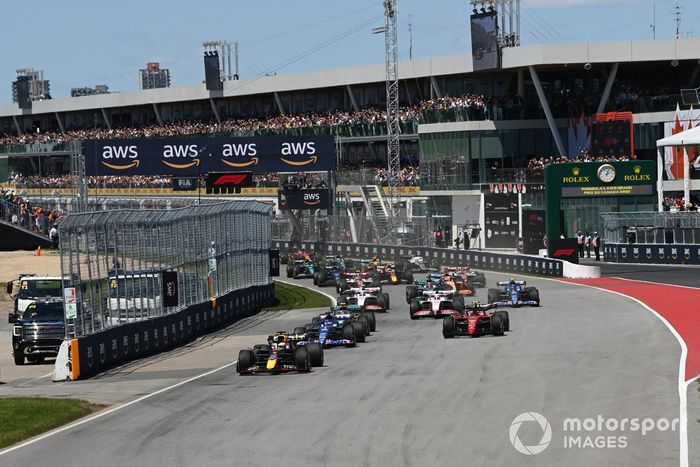 Max Verstappen, Red Bull Racing RB18, Fernando Alonso, Alpine A522, Carlos Sainz, Ferrari F1-75, Lewis Hamilton, Mercedes W13, Kevin Magnussen, Haas VF-22, el resto en la salida