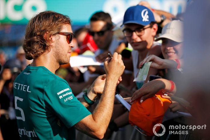 Sebastian Vettel, Aston Martin, firmando autógrafos para los fans