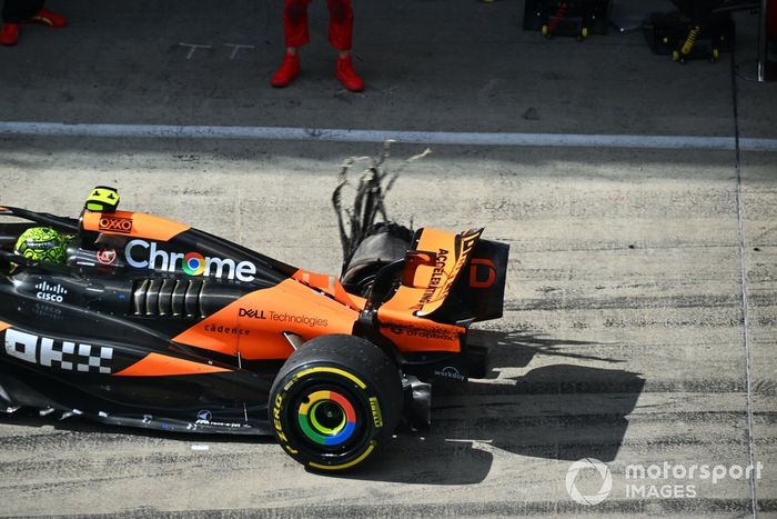 Lando Norris, McLaren MCL38, se retira de la carrera con un pinchazo trasero y daños tras el contacto con Max Verstappen, Red Bull Racing RB20, mientras luchaban por el liderato.