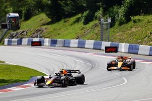 Sergio Pérez, Red Bull Racing RB20, Oscar Piastri, McLaren MCL38