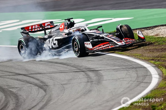 Kevin Magnussen, Haas VF-24, se sale de la pista y se va a la grava