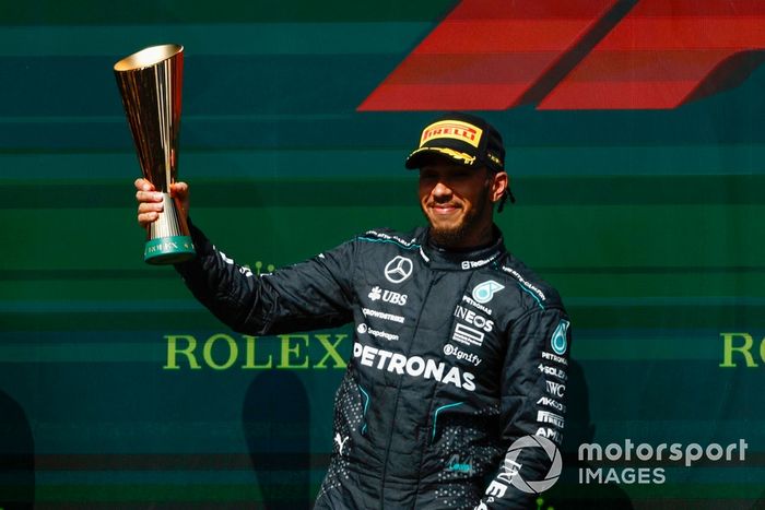 Lewis Hamilton, Mercedes-AMG F1 Team, 2ª posición, sostiene el trofeo en alto