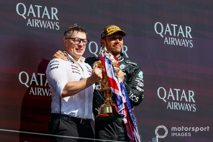 Peter Bonnington, Ingeniero Jefe de Carrera, Mercedes-AMG F1 Team, Lewis Hamilton, Mercedes-AMG F1 Team, 1ª posición, celebran en el podio con el trofeo de ganadores.