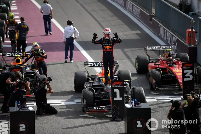 Max Verstappen, Red Bull Racing, 1ª posición, celebra su llegada al Parc Ferme