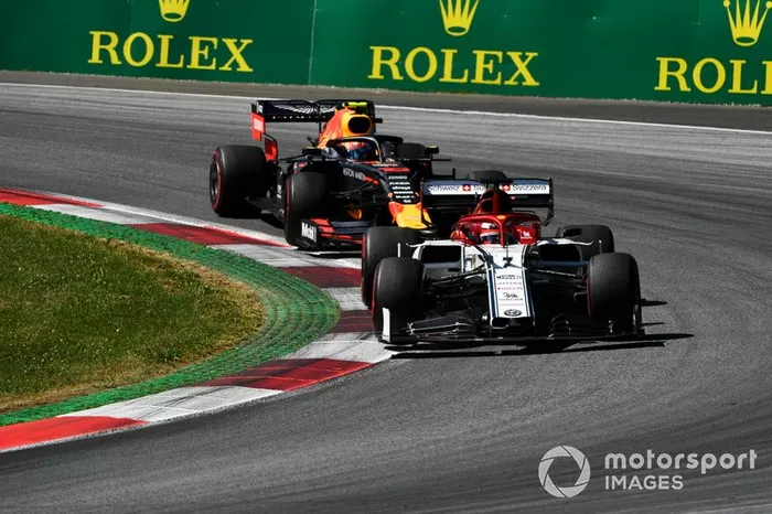 Kimi Raikkonen, Alfa Romeo Racing C38, Pierre Gasly, Red Bull Racing RB15