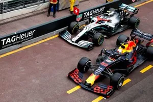 Max Verstappen, Red Bull Racing RB15, en Valtteri Bottas, Mercedes AMG W10