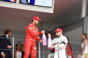 Sebastian Vettel, Ferrari, 2e plaats, en Valtteri Bottas, Mercedes AMG F1, 3e plaats, op het podium