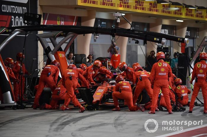 Sebastian Vettel, Ferrari SF90, en pits