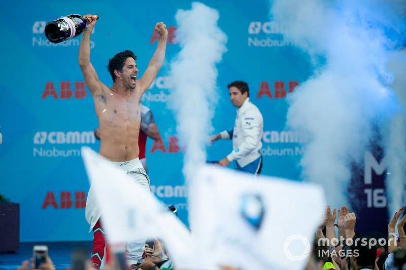 Ganador de la carrera Lucas Di Grassi, Audi Sport ABT Schaeffler celebra en el podio