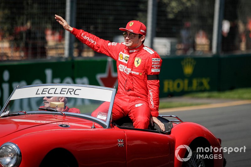 Charles Leclerc, Ferrari, en el desfile de pilotos