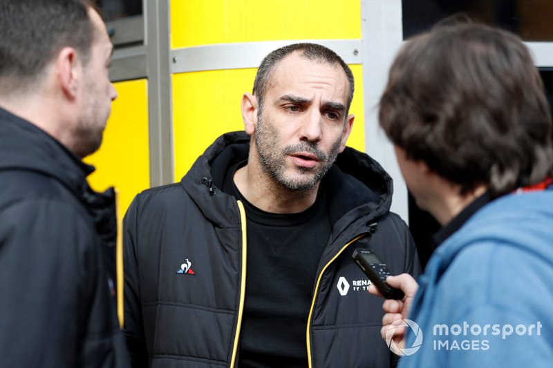 Cyril Abiteboul, directeur général de Renault F1, parle à la presse
