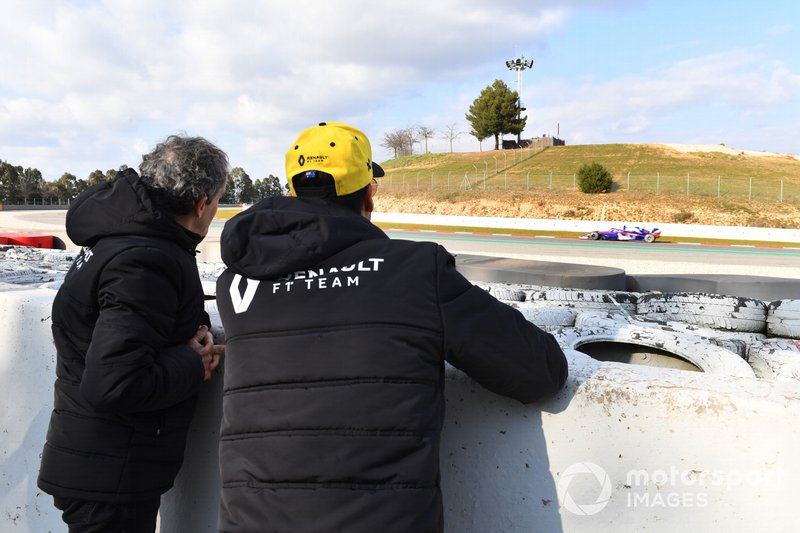Daniel Ricciardo, Renault F1 Team and Alain Prost, Renault F1 Team Special Advisor ven las acciones mientras pasa Alex Albon, Scuderia Toro Rosso STR14
