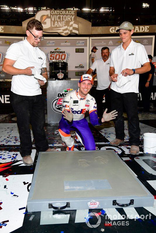 Denny Hamlin, Joe Gibbs Racing, Toyota Camry FedEx Express celebrates in victory lane 