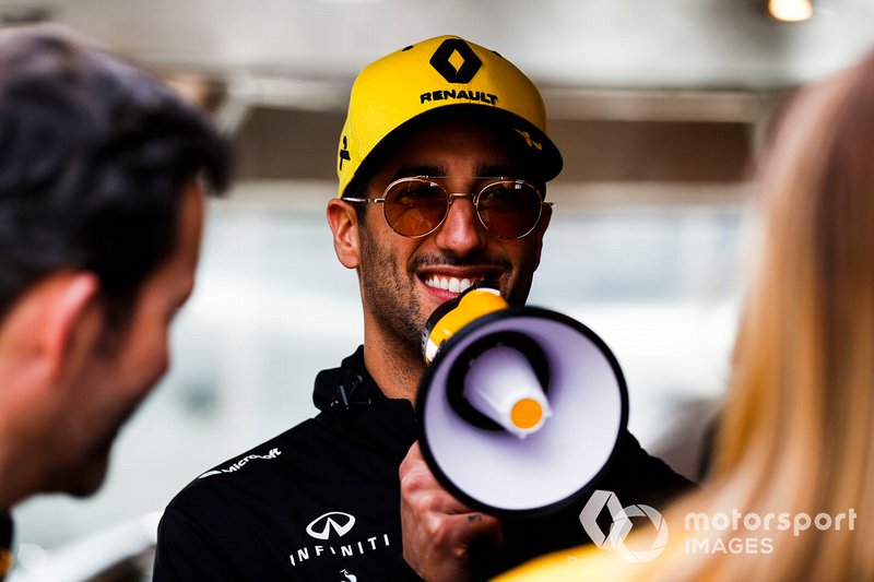 Daniel Ricciardo, Renault, si dirige verso l'evento a Federation Square