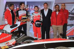 Nick Heidfeld und Bruno Senna, Mahindra Racing mit Anand Mahindra, Mahindra Group Vorsitzender